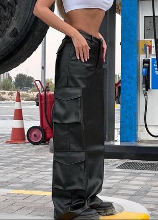 Штани карго з еко-шкіри з карманами на високій посадці чорні стильні трендові