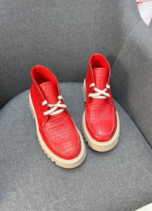 Червоні класичні черевики на масивній ребристій підошві10 фото