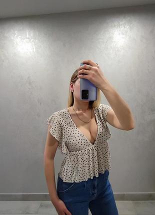 Блуза  в горошок з глибоким декольте1 фото