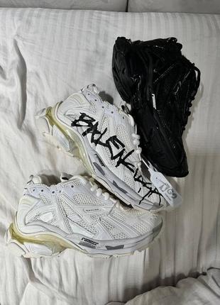 Balenciaga runner black / white / white graffiti4 фото