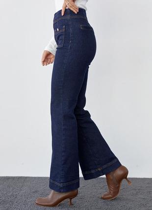 Жіночі джинси зі стрілками та накладними кишенями3 фото