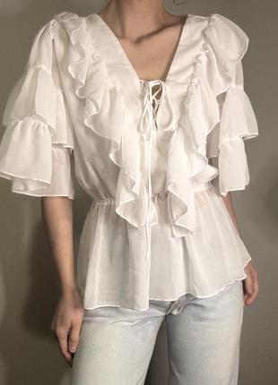 Красива блузка з воланами біла блуза з рюшами біла сорочка з воланами рюшами4 фото