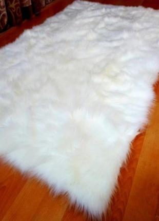 Белый коврик из искусственного меха2 фото