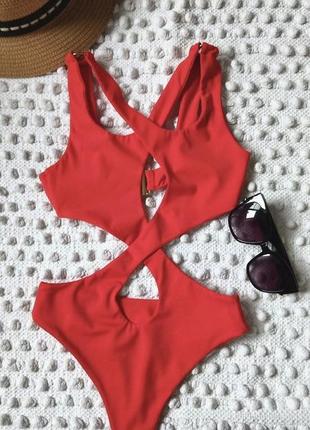 Купальник сдельный с вырезами