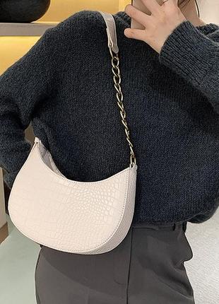 Лаковая женская сумка слинг под рептилию, мини сумочка для девушки с змеиным узором