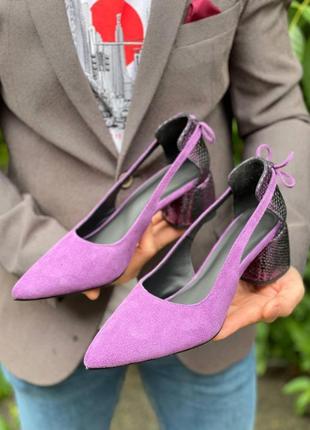 Фіолетові туфлі з гострим носком на зручному каблуку5 фото