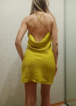 Атласна гірчична міні сукня4 фото