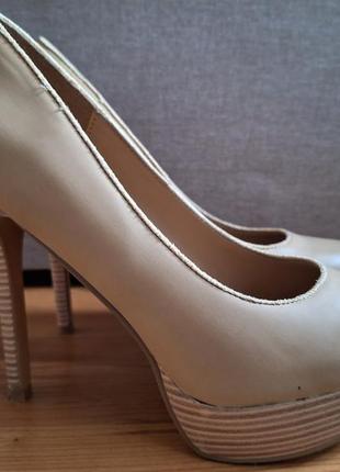 Женские туфли на высоком каблуке бежевые. размер 401 фото