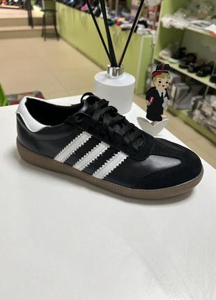 Шкіряні кросівки