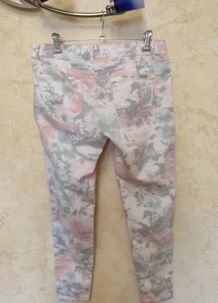 Красивые брюки джинсы в цветочный принт5 фото