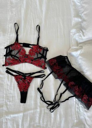 Відвертий комплект жіночої білизни чорна сітка з червоною вишивкою квітами бюст трусики гартери та спідничка7 фото