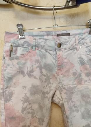 Красивые брюки джинсы в цветочный принт6 фото