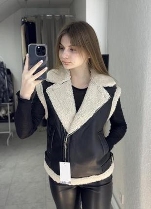 Жилет bershka