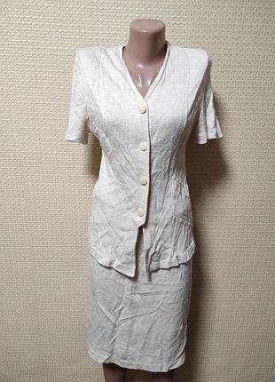 Молочний жіночий костюм