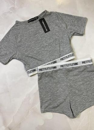 Серый летний костюм женский шорты топ на резинках с надписями prettylittlething