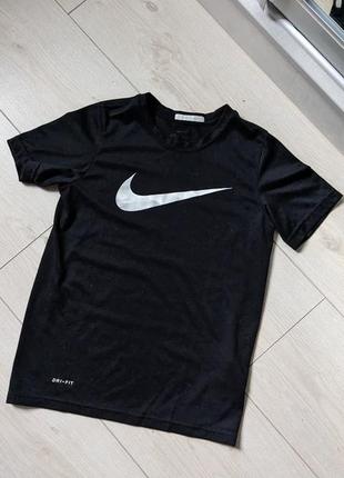 Дуже приємна футболка nike