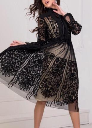 Платье вышитое