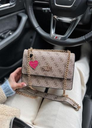 Бежевая сумка guess