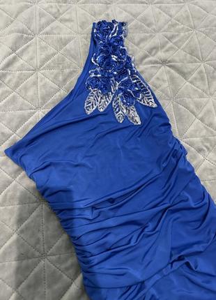 Синя облягаюча сукня