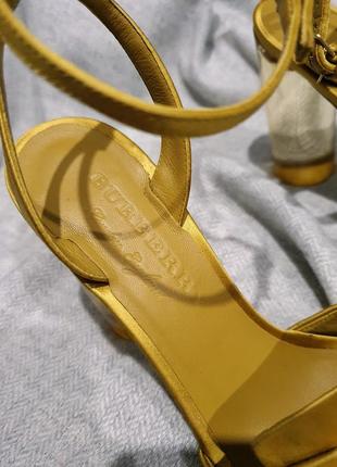 Туфли burberry "coleford" сатиновые / с прозрачным каблуком / кожа / золотистые / с цепочкой5 фото