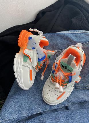 Білі стильні яскраві кросівки на хлопчика