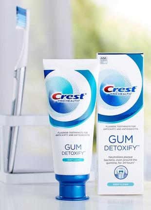 Глибоке очищення зубів та усунення бактерій із зубною пастою crest gum detoxify deep clean 104 g2 фото