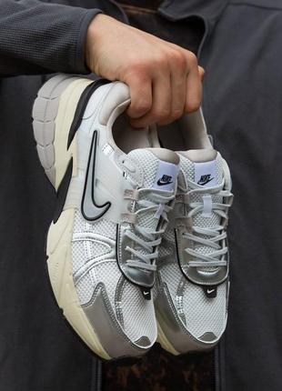 Жіночі кросівки nike runtekk summit white metallic silver найк білого зі сріблястим кольорів