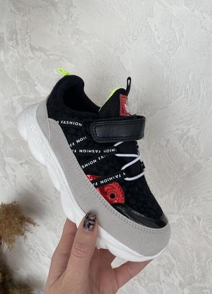 Легкі практичні кросівки на хлопчика