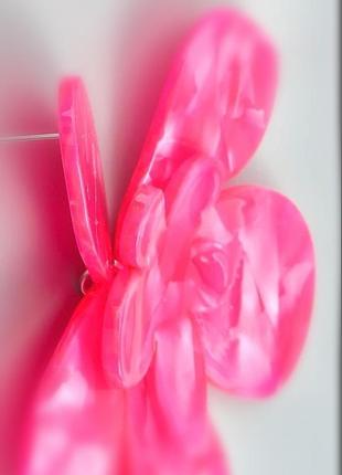 Ефектні сережки-підвіски з великими акриловими квітами.6 фото