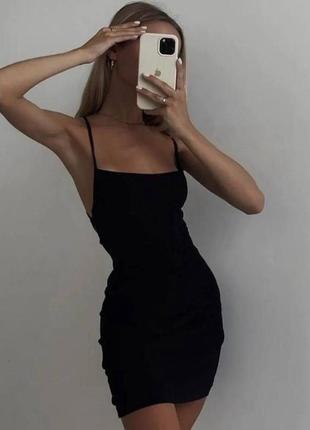 Чёрное платье с завязками на спине