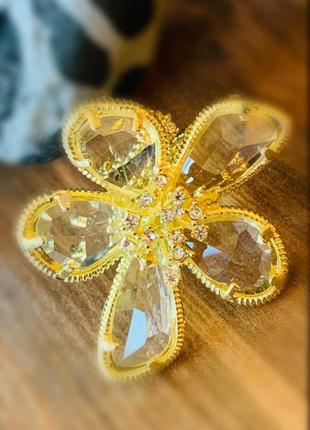 Кольцо с массивным цветком украшено кристаллами.3 фото