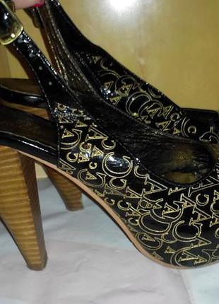 Босоножки лак кожа