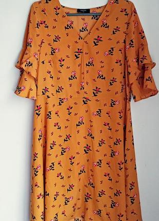 Горчичное платье в цветочный принт1 фото
