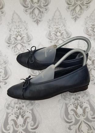 Шкіряні базові акуратні класичні туфлі балетки з бантиками італія cenedella6 фото