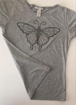 Сіра футболка h&m з метеликом1 фото