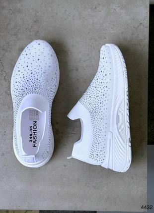 Білі текстильні мокасини в стразах