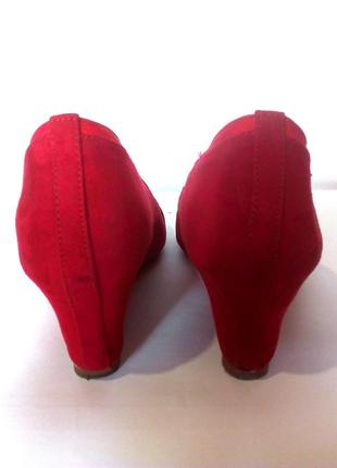 Яркие красные туфли на скрытой танкетке от fiore, р.36 код t36097 фото