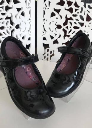 Школа - туфлі clarks стильна класика - чорні лакированые 18-18,5 см