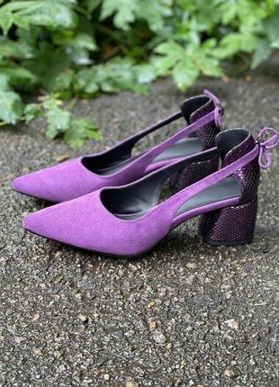 Фіолетові туфлі човники з декором на зручному каблуку