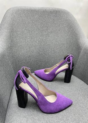 Фіолетові туфлі човники з декором на зручному каблуку
