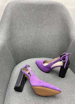 Фіолетові туфлі човники з декором на зручному каблуку