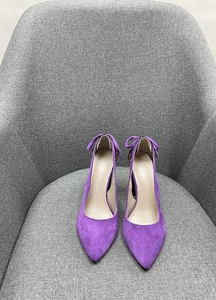 Фіолетові туфлі човники з декором на зручному каблуку