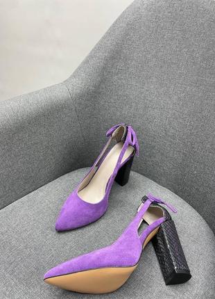 Фіолетові туфлі човники з декором на зручному каблуку