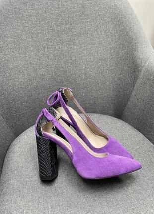 Фіолетові туфлі човники з декором на зручному каблуку