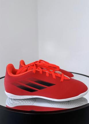 Яркие шикарные футзалки adidas x speedflow