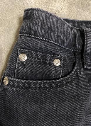 Черные джинсы мом3 фото