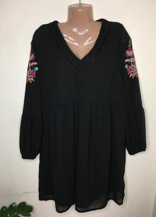 Стильне плаття з вишивкою