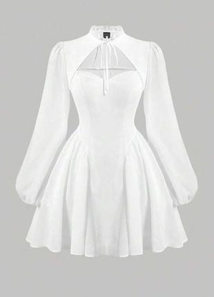 Невероятное стильное качественное белое платье меди с вырезом на груди и завязками на шее