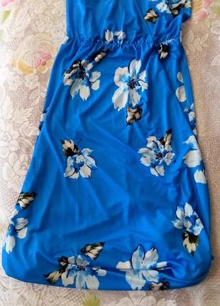 Платье в пол с цветочным принтом.