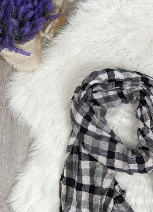 Жіночий шарф з люрексом з бахромою демісезонний чорно білий в клітинку 168х473 фото